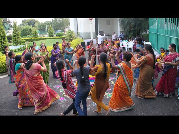 ఉత్సాహంగా.. ఉత్సాహంగా..