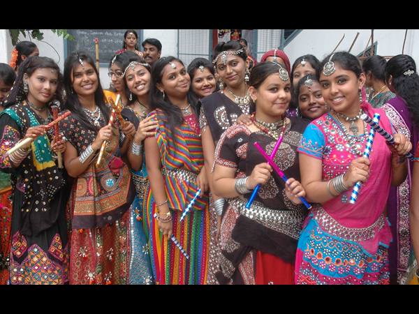 యువతుల సందడి యువతుల సందడి