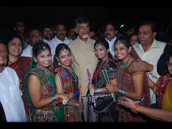 బతుకమ్మను మోసిన బాబు