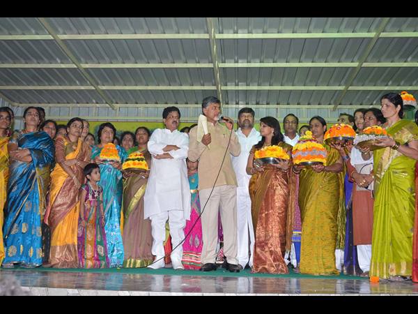 బతుకమ్మను మోసిన బాబు