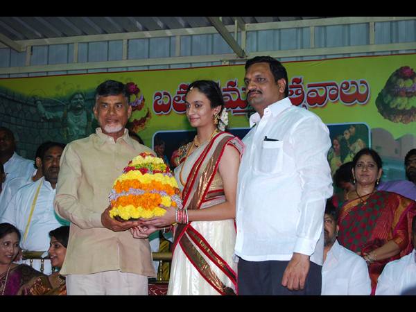 బతుకమ్మను మోసిన బాబు