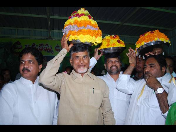 బతుకమ్మను మోసిన బాబు