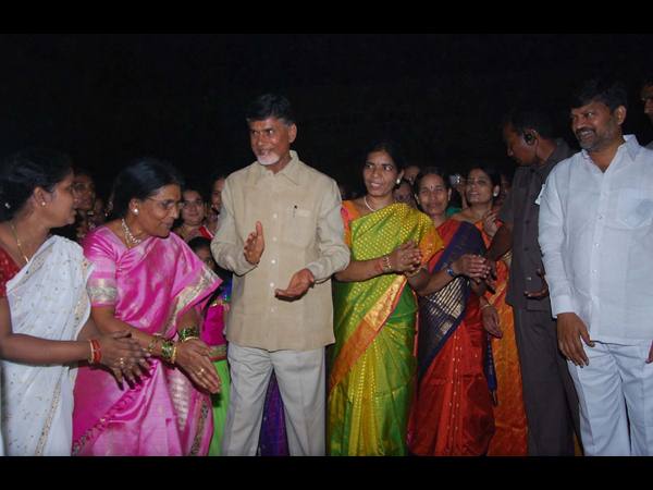 బతుకమ్మను మోసిన బాబు