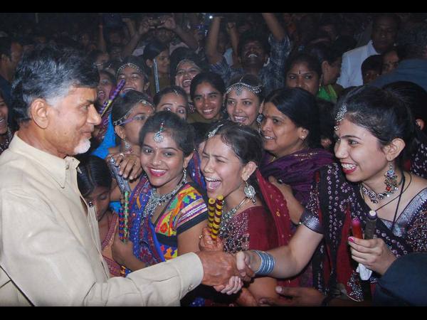 బతుకమ్మను మోసిన బాబు