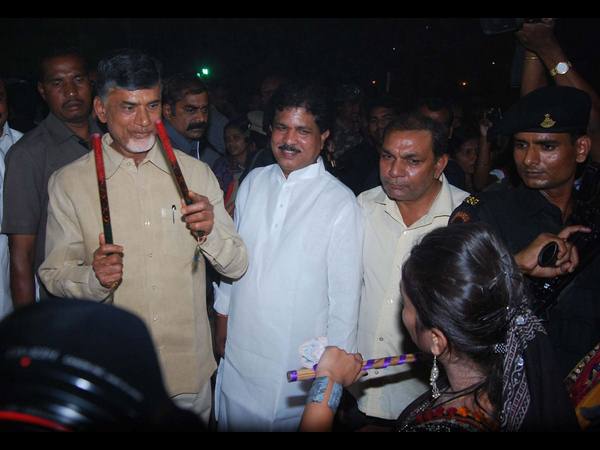 బతుకమ్మను మోసిన బాబు