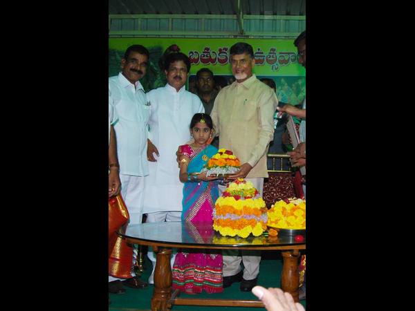 బతుకమ్మను మోసిన బాబు