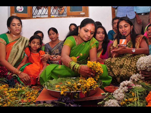 బతుకమ్మను పేరుస్తూ కవిత