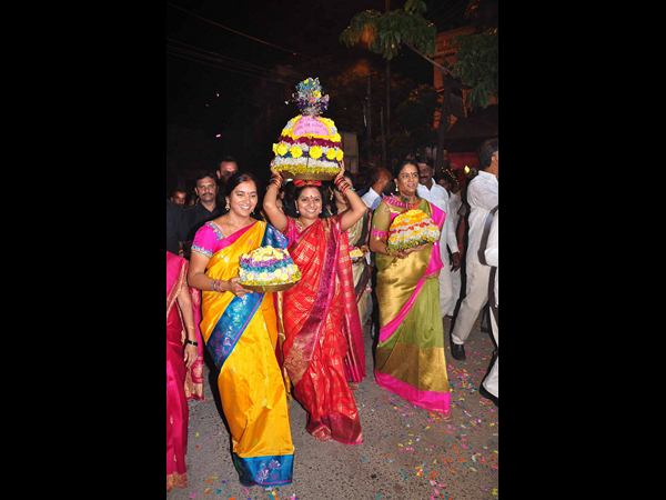 బతుకమ్మను మోశారు..