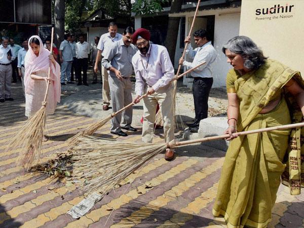 హర్‌స్మిరాత్ కౌర్ బాదల్