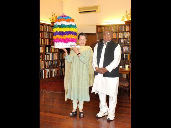 బతుకమ్మతో సోనియా గాంధీ బతుకమ్మతో సోనియా గాంధీ