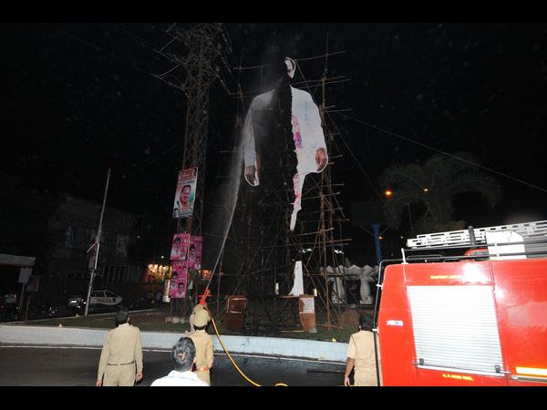 ఫ్లెక్సీలో వీరి ఫొటోలు కూడా..