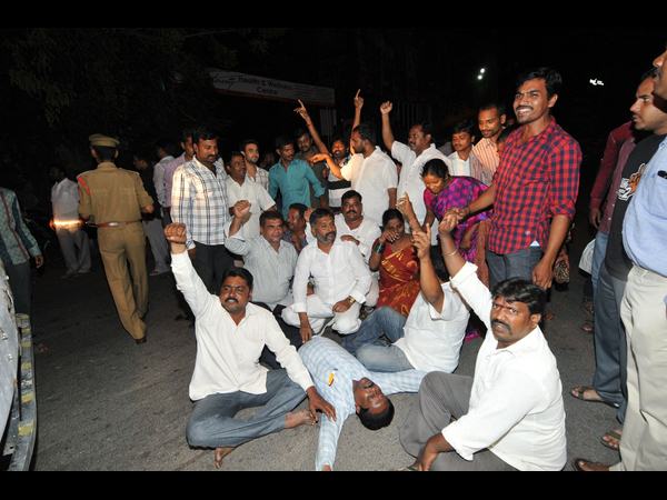 రోడ్డుపై బైఠాయించి...