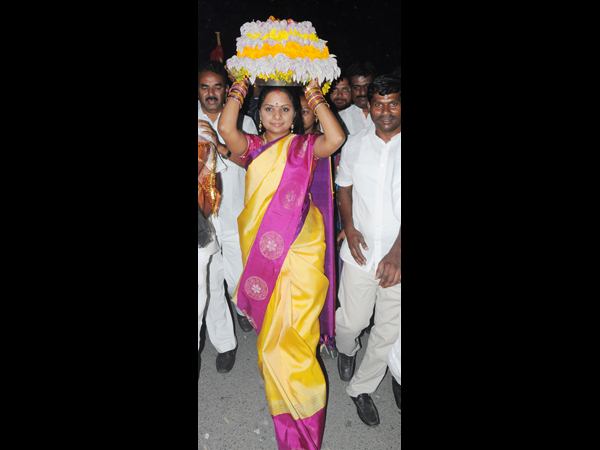 ఆడుతూ పాడుతూ..