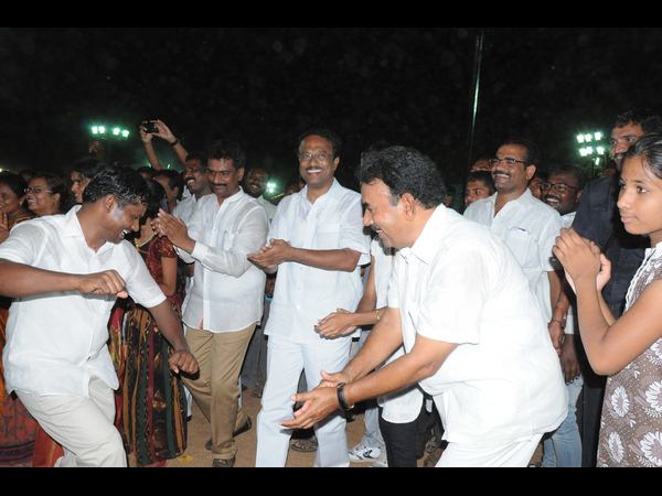 అన్నా నన్నాడనివ్వండే..