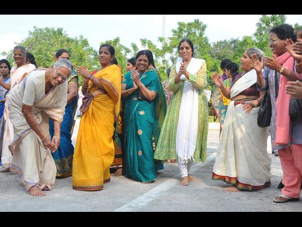 బతుకమ్మ ఆడుతూ మల్లు స్వరాజ్యం