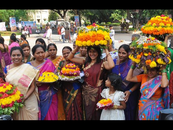 బతుకమ్మలతో ఇలా..