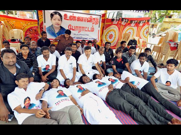 కోయంబత్తూరులో ఆందోళన కోయంబత్తూరులో ఆందోళన