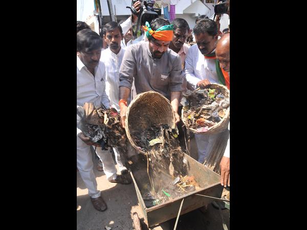 తలకు రుమాలు చుట్టి...