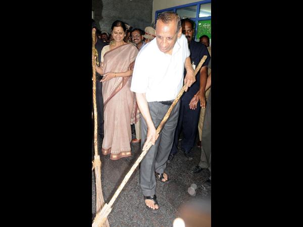 గవర్నర్ ఇలా ఊడ్చారు..