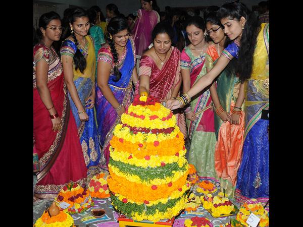 విద్యార్థినుల బతుకమ్మ