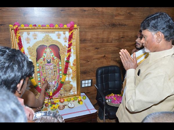 ఛేంబర్‌లోకి చంద్రబాబు