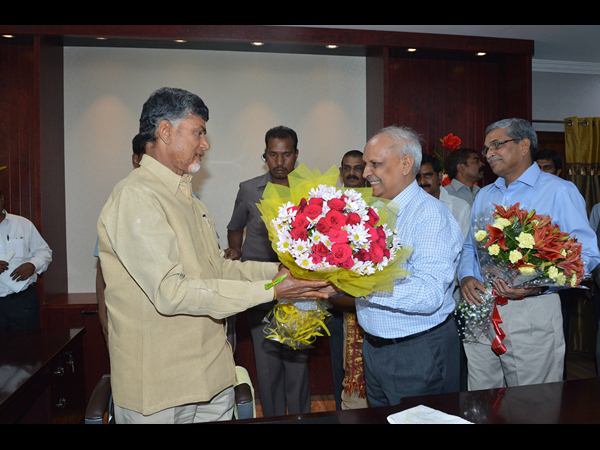 ఛేంబర్‌లో చంద్రబాబు