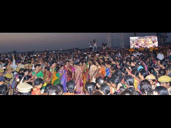 బతుకమ్మ వేడుకల్లో..