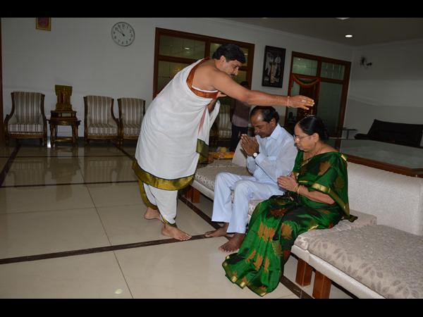 కెసిఆర్ ఆయుధ పూజ