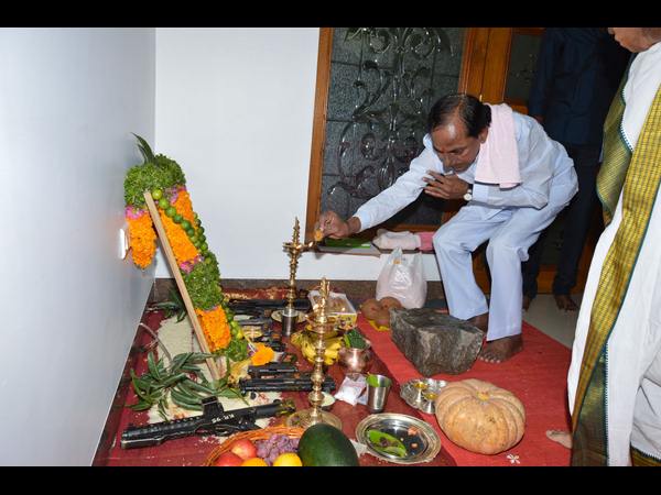 కెసిఆర్ ఆయుధ పూజ