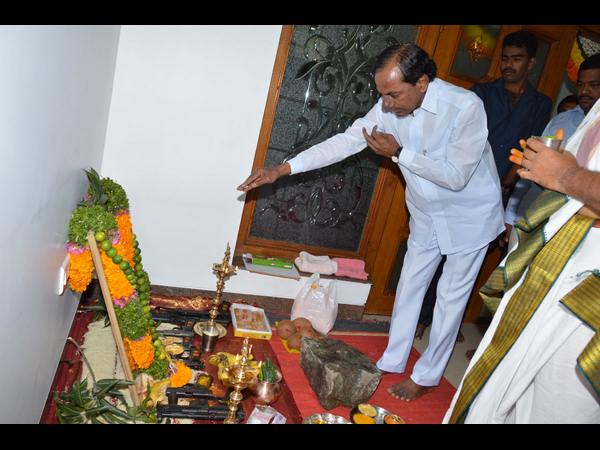 కెసిఆర్ ఆయుధ పూజ