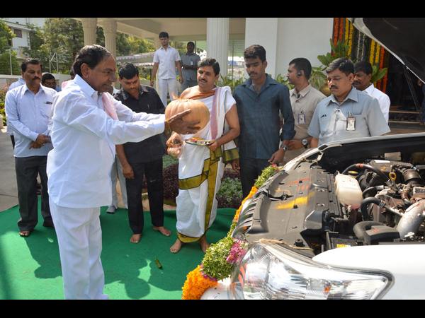 కెసిఆర్ ఆయుధ పూజ