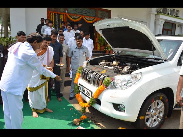 కెసిఆర్ ఆయుధ పూజ