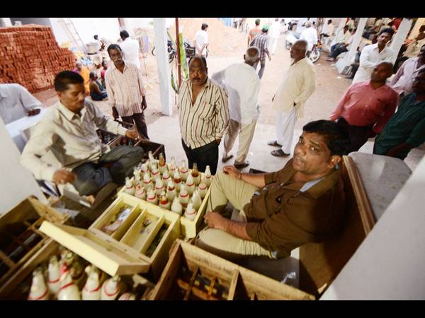  కల్లు కంపౌండ్