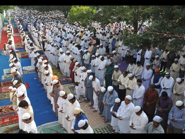 ఘనంగా బక్రీదును జరుపుకున్న ముస్గింలు