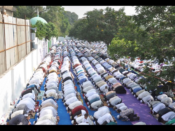 ఘనంగా బక్రీదును జరుపుకున్న ముస్గింలు