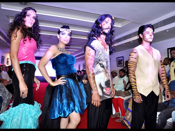 ర్యాంప్‌ వాక్‌తో కనువిందు చేసిన ముద్దుగుమ్మలు