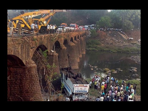  మహారాష్ట్రలో రోడ్డు ప్రమాదంలో 8 మంది కృష్ణా జిల్లా వాసుల మృతి