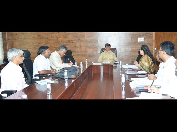 మహారాష్ట్ర రోడ్డు ప్రమాదంలో 8 మంది మృతి (ఫోటోలు)