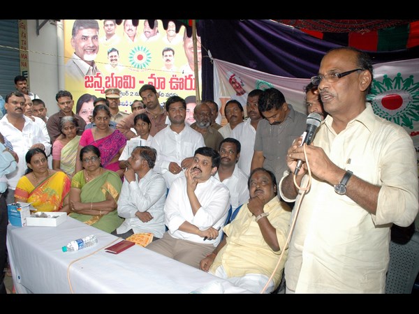 పింఛన్లు అందించిన మంత్రి బొజ్జల