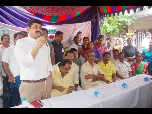 పింఛన్లు అందించిన మంత్రి బొజ్జల