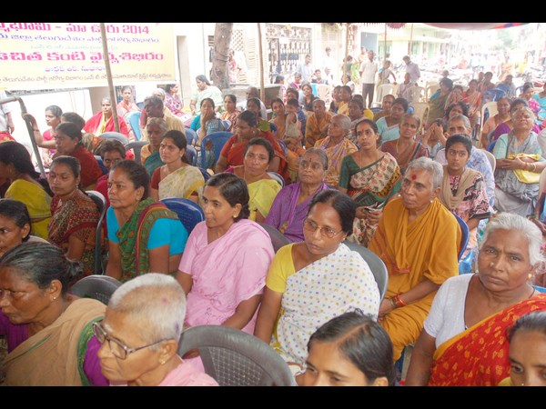 పింఛన్లు అందించిన మంత్రి బొజ్జల