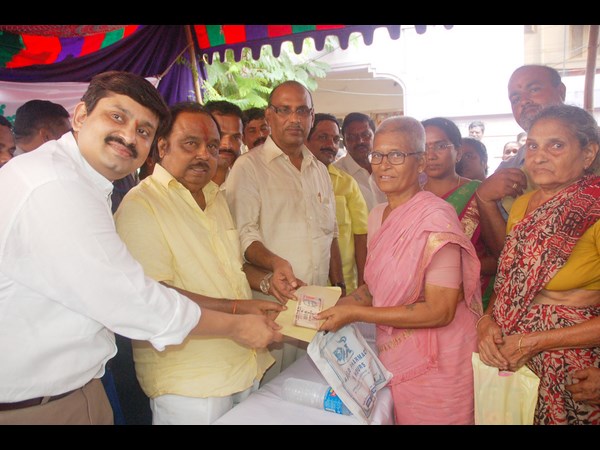  పింఛన్లు అందించిన మంత్రి బొజ్జల