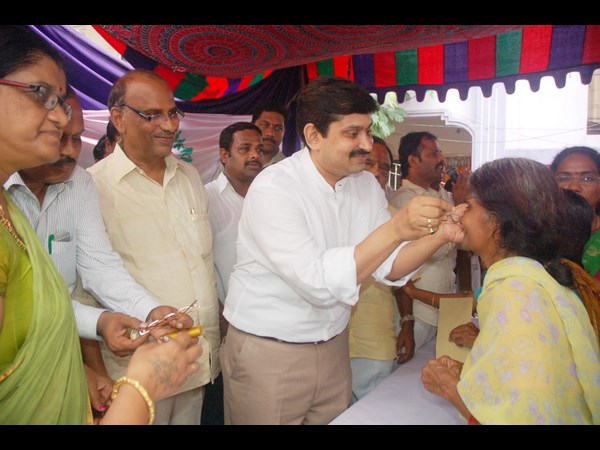 పింఛన్లు అందించిన మంత్రి బొజ్జల