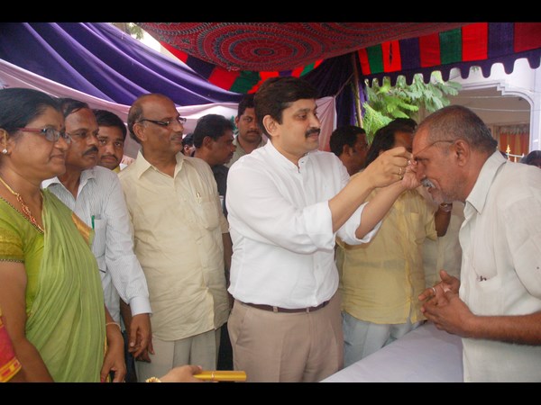 పింఛన్లు అందించిన మంత్రి బొజ్జల