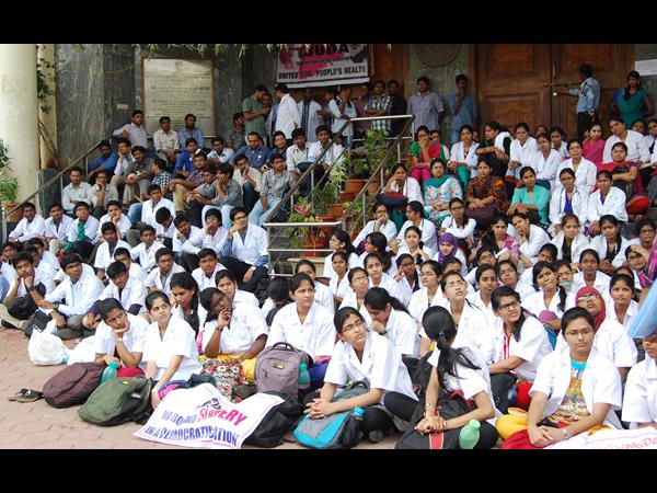 గాంధీలో జూడాల ఆందోళన, రోగుల ఇబ్బందులు