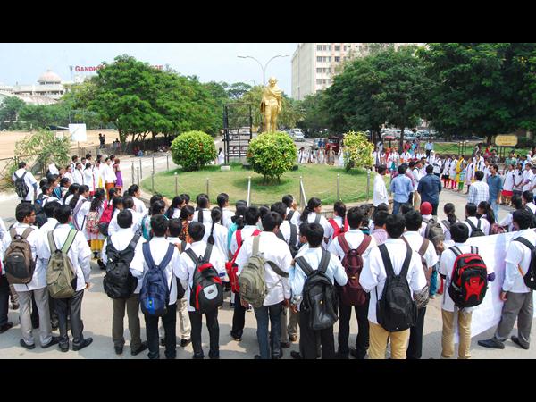 గాంధీలో జూడాల ఆందోళన, రోగుల ఇబ్బందులు