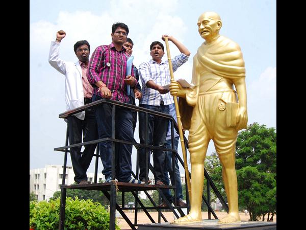  గాంధీలో జూడాల ఆందోళన, రోగుల ఇబ్బందులు