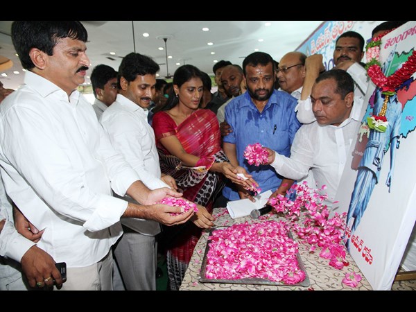 కొమురం భీంకు నివాళి