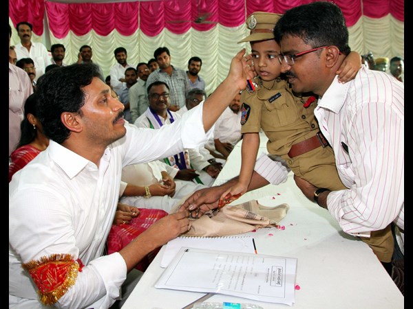 చిన్నారికి పలకరింపు