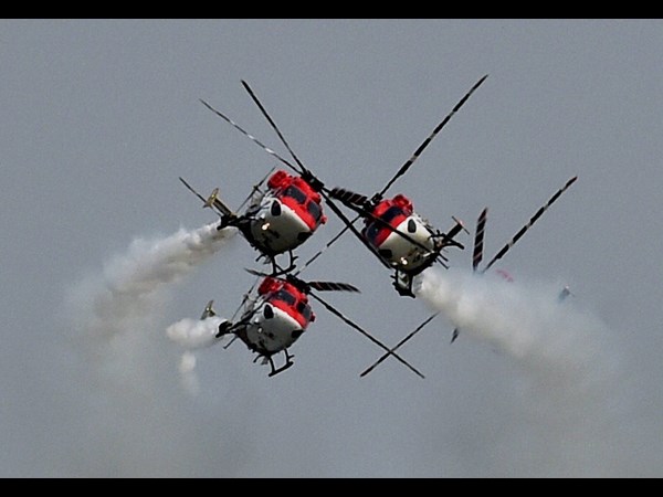 ఎయిర్‌ఫోర్స్ డే వేడుకల్లో సచిన్ దంపతులు 